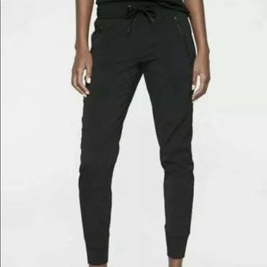 Black lined city jogger